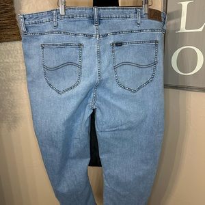 22 Regular Fit Capri Mid Rise Lee